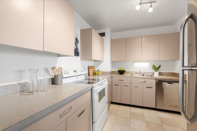 3600 N Lake Shore Drive 2220, Chicago, IL 60613