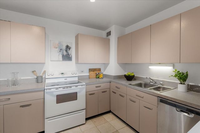3600 N Lake Shore Drive 2220, Chicago, IL 60613