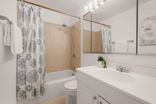 3600 N Lake Shore Drive 2220, Chicago, IL 60613