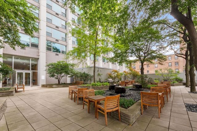 3600 N Lake Shore Drive 2220, Chicago, IL 60613