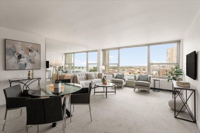 3600 N Lake Shore Drive 2220, Chicago, IL 60613
