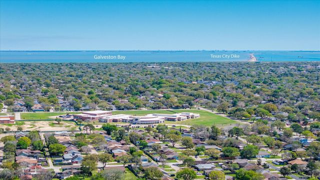 2604 27th Avenue N, Texas City, TX 77590