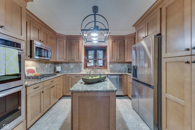 2077 Ridgemere Place, Greenwood, IN 46143