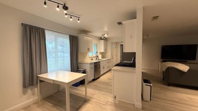 2902 N 4th Street, Fresno, CA 93703