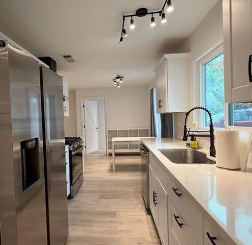 2902 N 4th Street, Fresno, CA 93703