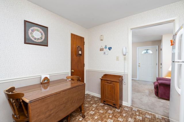 2517 N SHARLAINE DR, Staunton, VA 24401