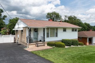 2517 N SHARLAINE DR, Staunton, VA 24401