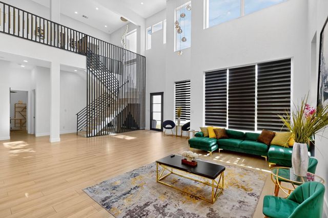 3946 N Cresthaven Road, Dallas, TX 75209