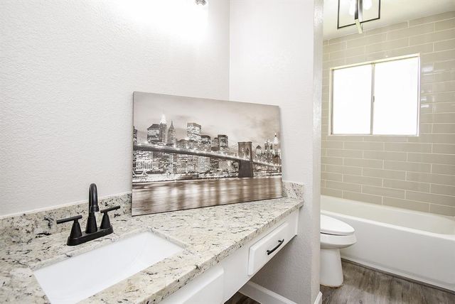 2012 Hickory Glen Drive, Missouri City, TX 77489