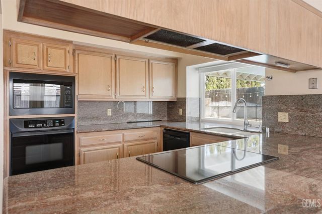 2204 Mountain Oak Road, Bakersfield, CA 93311