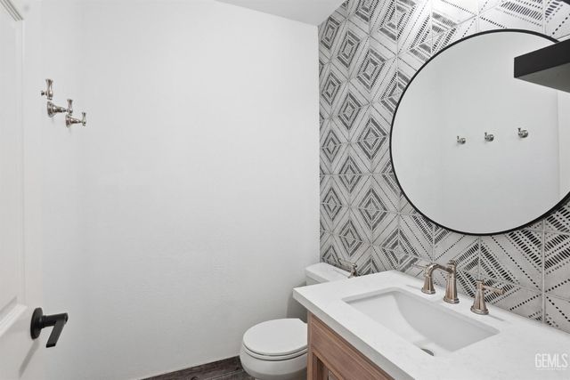 2204 Mountain Oak Road, Bakersfield, CA 93311