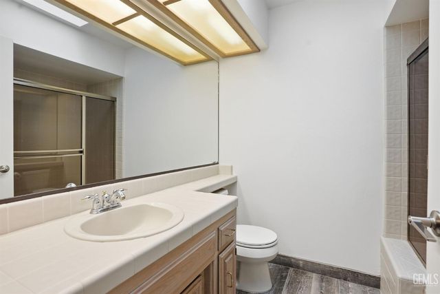 2204 Mountain Oak Road, Bakersfield, CA 93311