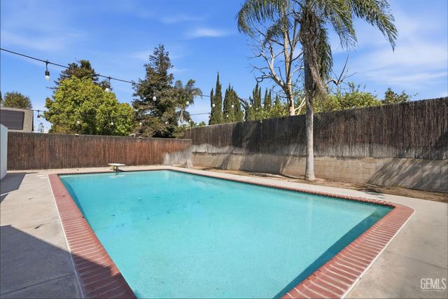 2204 Mountain Oak Road, Bakersfield, CA 93311