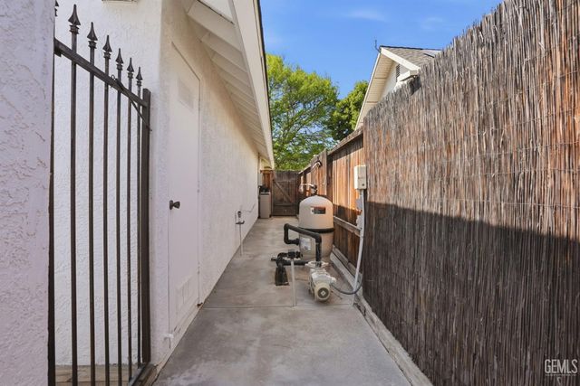 2204 Mountain Oak Road, Bakersfield, CA 93311