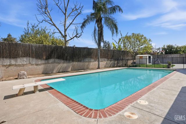 2204 Mountain Oak Road, Bakersfield, CA 93311