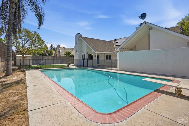 2204 Mountain Oak Road, Bakersfield, CA 93311