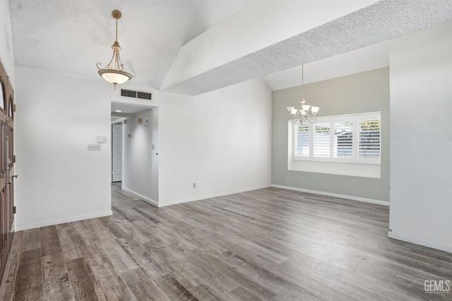 2204 Mountain Oak Road, Bakersfield, CA 93311