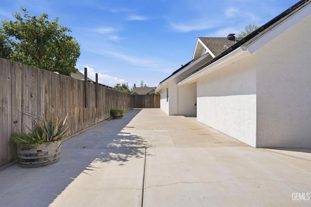 2204 Mountain Oak Road, Bakersfield, CA 93311