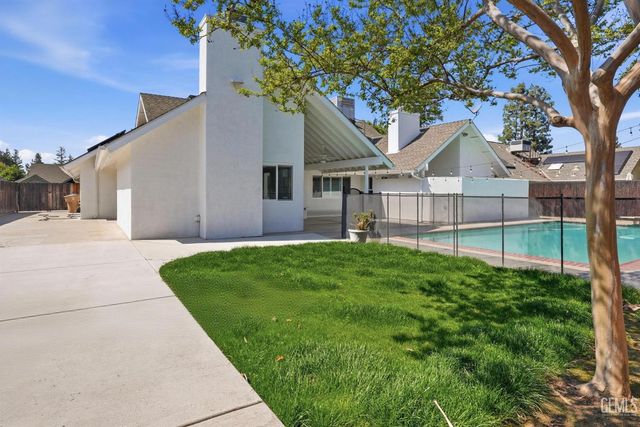 2204 Mountain Oak Road, Bakersfield, CA 93311