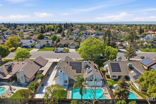 2204 Mountain Oak Road, Bakersfield, CA 93311