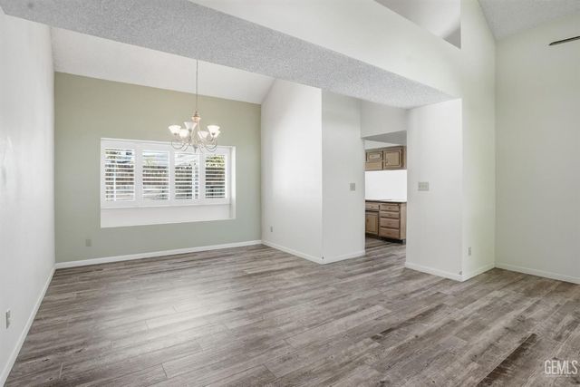 2204 Mountain Oak Road, Bakersfield, CA 93311