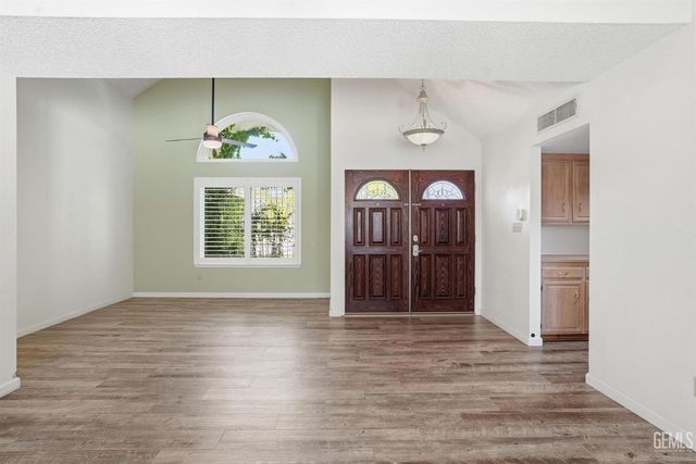 2204 Mountain Oak Road, Bakersfield, CA 93311