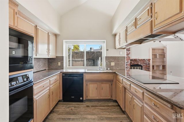 2204 Mountain Oak Road, Bakersfield, CA 93311