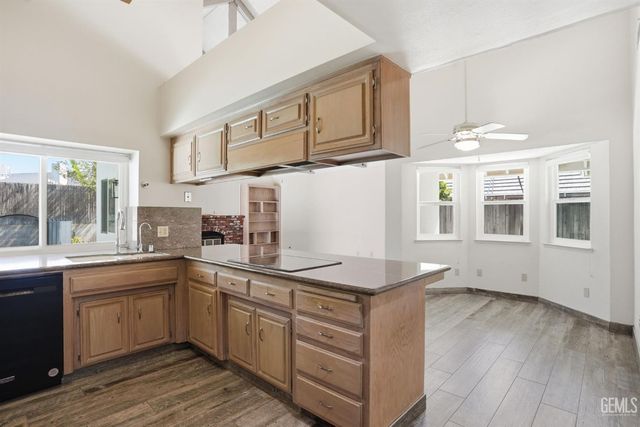 2204 Mountain Oak Road, Bakersfield, CA 93311