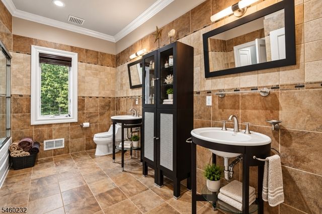 47 Mountainwood Ct, Totowa Boro, NJ 07512