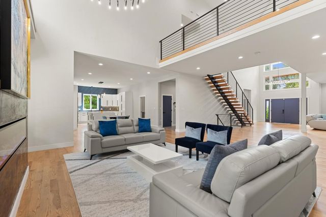 8 Jonathan Road, Burlington, MA 01803