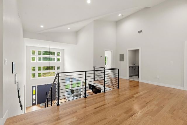 8 Jonathan Road, Burlington, MA 01803