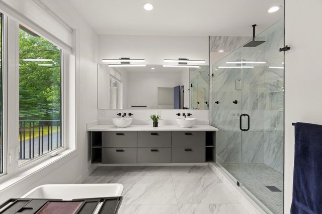 8 Jonathan Road, Burlington, MA 01803