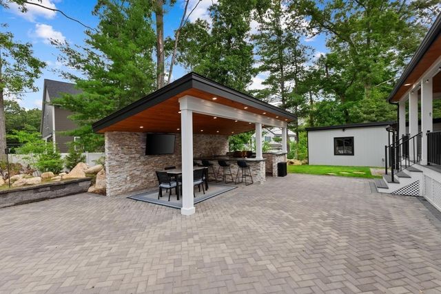 8 Jonathan Road, Burlington, MA 01803