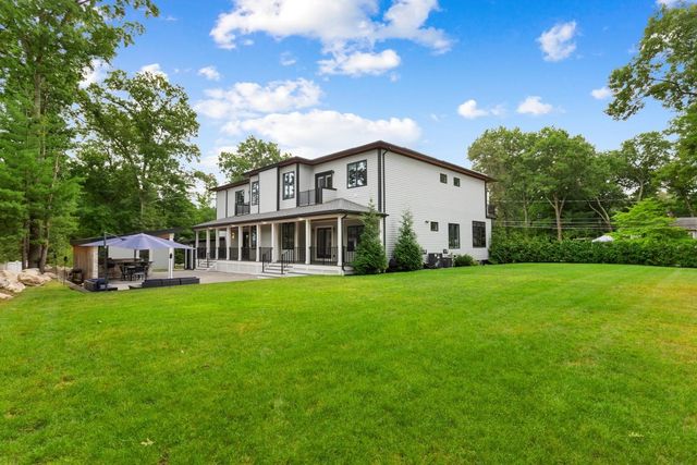 8 Jonathan Road, Burlington, MA 01803