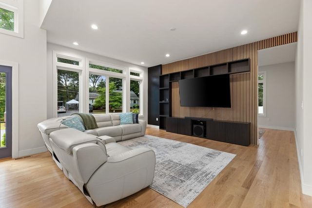8 Jonathan Road, Burlington, MA 01803