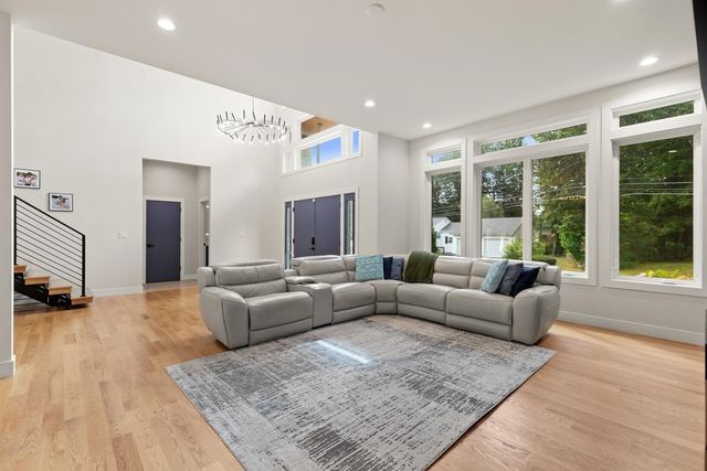 8 Jonathan Road, Burlington, MA 01803