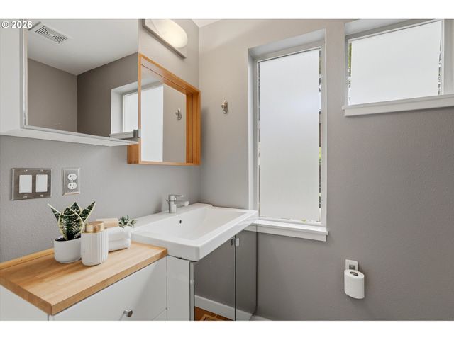 1051 N Fremont St, Portland, OR 97227