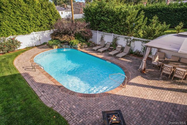 39 Pawnee Drive, Commack, NY 11725