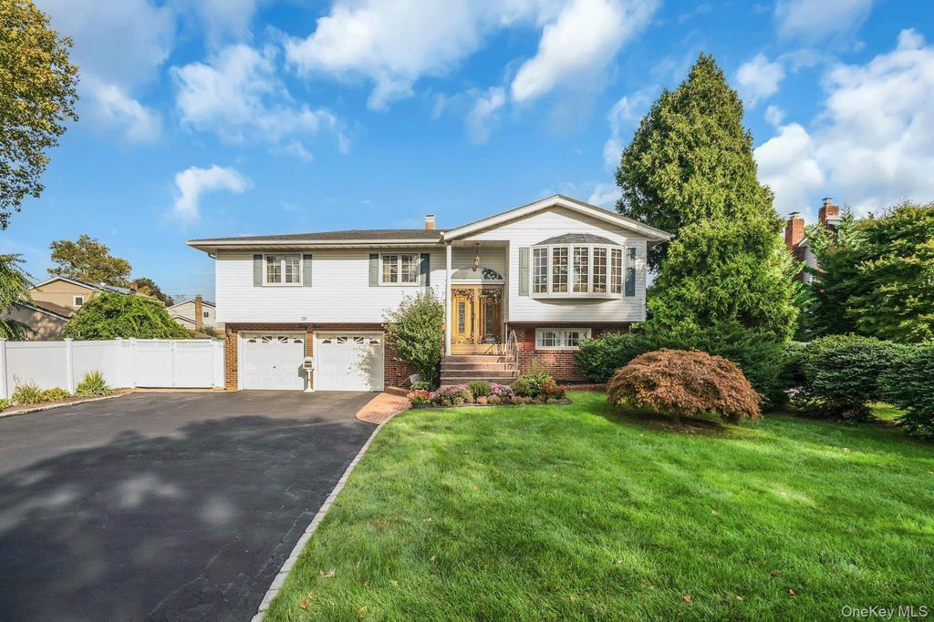 39 Pawnee Drive, Commack, NY 11725 — photo 2