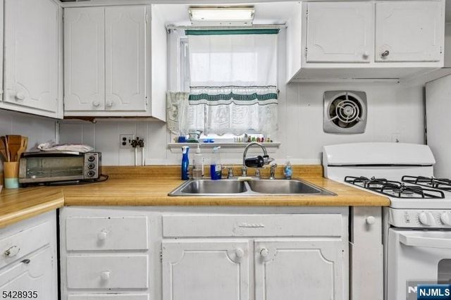 52 Preston Street, Ridgefield Park, NJ 07660