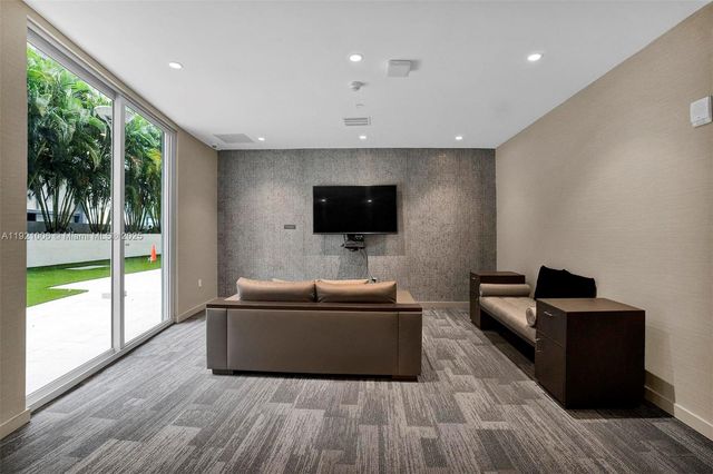 1010 SW 2nd Ave 1004, Miami, FL 33130