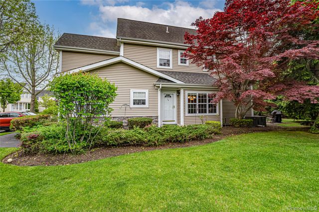 34 Paddington Circle, Smithtown, NY 11787
