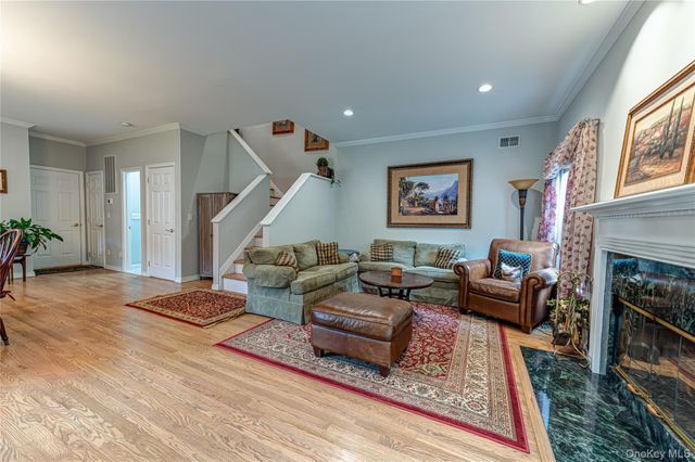 34 Paddington Circle, Smithtown, NY 11787