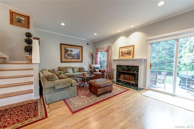 34 Paddington Circle, Smithtown, NY 11787