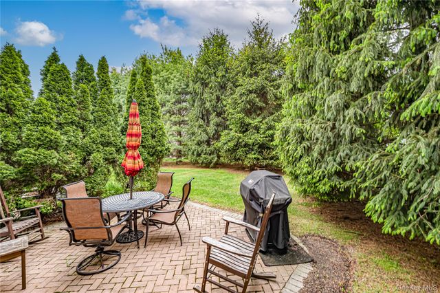 34 Paddington Circle, Smithtown, NY 11787