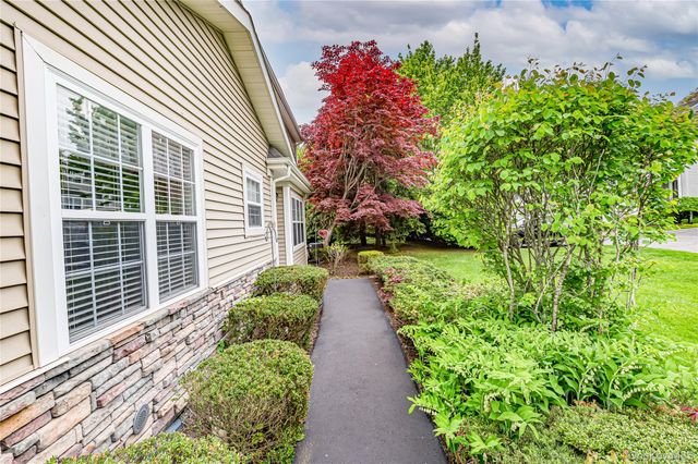 34 Paddington Circle, Smithtown, NY 11787
