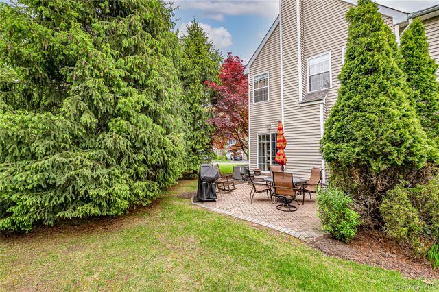 34 Paddington Circle, Smithtown, NY 11787
