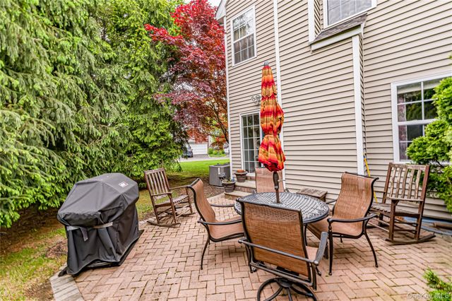 34 Paddington Circle, Smithtown, NY 11787