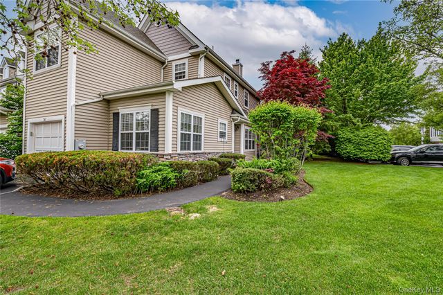 34 Paddington Circle, Smithtown, NY 11787