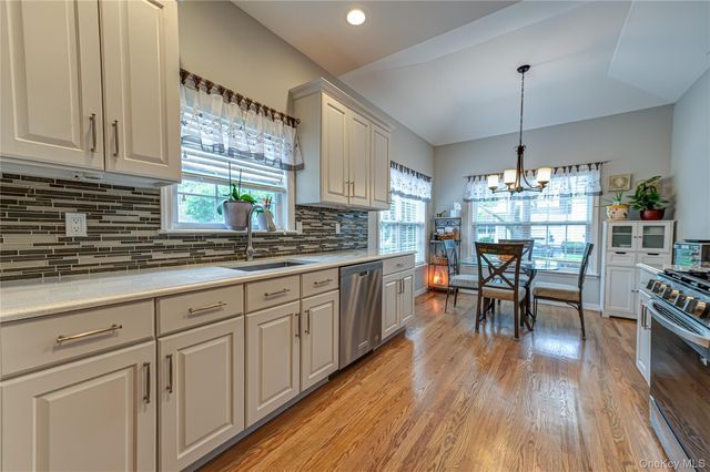 34 Paddington Circle, Smithtown, NY 11787